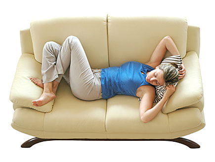 אישה ישנה על ספה (צילום: stock_xchng)