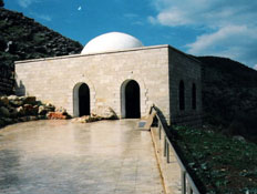 קברי צדיקים-קבר רבי יונתן בן עוזיאל,כניסה למבנה