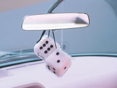 קוביות על המראה במכונית (צילום: jupiter images)