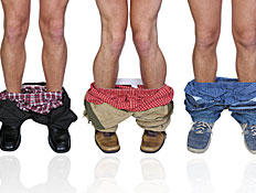 גברים עם מכנסיים מופשלים (צילום: Joshua Blake, Istock)