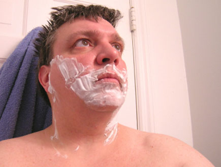 גבר עם קצף גילוח על הפנים (צילום: istockphoto)