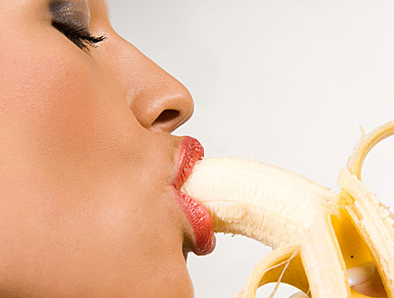 בחורה מוצצת בננה (צילום: SXC)
