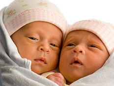 תינוקות תאומים צמודים עטופים בבד (צילום: Michael Blackburn, Istock)