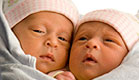 תינוקות תאומים צמודים עטופים בבד (צילום: Michael Blackburn, Istock)