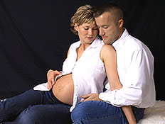 זוג מחובק בהיריון (צילום: Justin Horrocks, Istock)