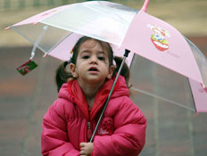 ילדה בגשם (צילום: עודד קרני)