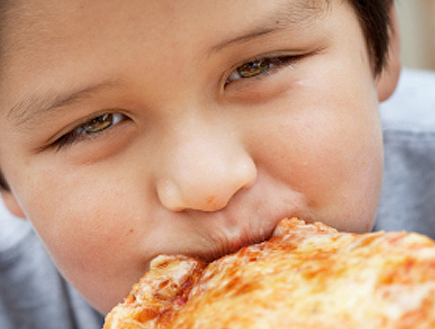 ילד אוכל פיצה (צילום: Michael Krinke, Istock)