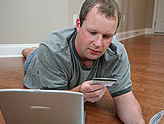 גבר עם כרטיס אשראי מול מחשב (צילום: Rob Marmion, Istock)