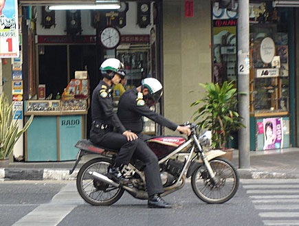 שוטרים תאילנדים על אופנוע (צילום: Flickr)