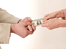 ידיים של אישה וגבר מושכות שטר של דולר (צילום: jupiter images)
