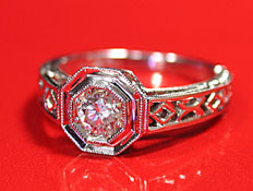טבעת יהלום על רקע אדום (צילום: stock_xchng)