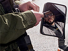 חייל בודק רכב פלסטיני ליד בית לחם (צילום: רויטרס, רויטרס1)