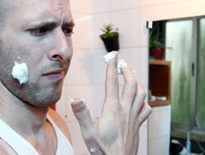 גבר נגעל מקרם פנים (צילום: עודד קרני)