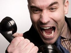 גבר צועק לטלפון (צילום: Joan Vicent CantÃ³ Roig, Istock)