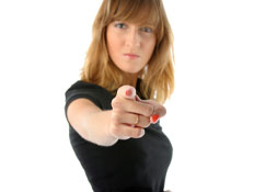 אישה מפנה אצבע (צילום: Shutterstock)