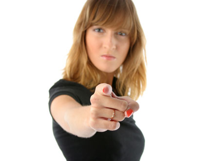 אישה מפנה אצבע (צילום: Shutterstock)