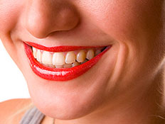 פה מלא שיניים של בחורה מחייכת עם אודם (צילום: nilgun bostanci, Istock)