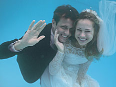 חתן כלה מתחת למים (צילום: jupiter images)