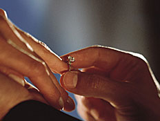 יד גבר עונדת טבעת ליד אשה (צילום: jupiter images)