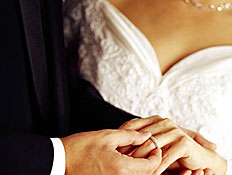 גבר עונד טבעת לאישה (צילום: jupiter images)