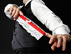 חתן מותח בירית בין הידיים חתן מותח בירית בין הידיים