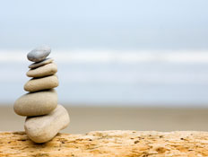 הרבה אבנים מונחות אחת על השניה מול הים (צילום: Shutterstock)