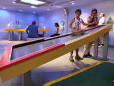 בנות ליד שולחן עקום במוזיאון המדע בחיפה (צילום: איל שפירא)