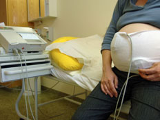 בטן של אישה בהריון מחוברת למכונה בבדיקה (צילום: Dr. Heinz Linke, Istock)