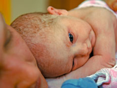 תינוק שנולד עטוף שוכב על אימו (צילום: Dr. Heinz Linke, Istock)