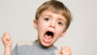 ילד בלונדיני באפור צורח מפחד (צילום: eurobanks, Istock)