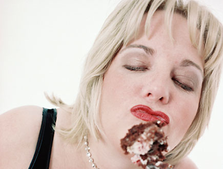 אישה אוכלת עוגה (צילום: SXC)