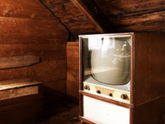 טלוויזיה ישנה בעליית גג מעץ עם ריצוף ישן (צילום: shaunl, Istock)