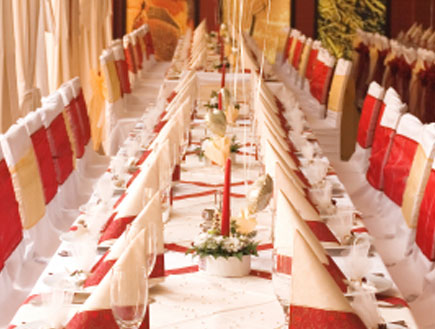 שולחן אוכל ערוך ומעוצב יפה באדום ולבן עם בלונים (צילום: jecka, Istock)
