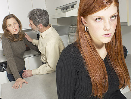 נערה כועסת וברקע הוריה במטבח ואימה מסתכלת (צילום: jupiter images)