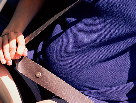 בטן הריונית בסגול עם חגורת בטיחות באוטו (צילום: jupiter images)