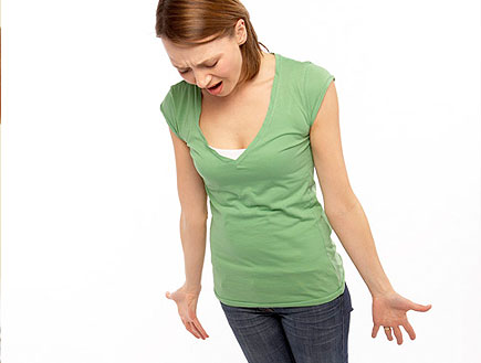 בחורה המומה בירוק עומדת על משקל (צילום: jupiter images)