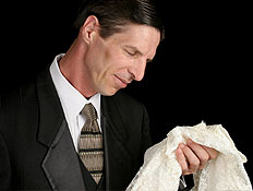 גבר עם חליפה ועניבה מחזיק בד לבן (צילום: Lisa F. Young, Istock)