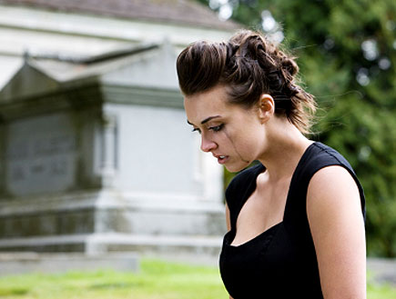 בחורה בשחור בוכה וברקע קבר (צילום: quavondo, Istock)