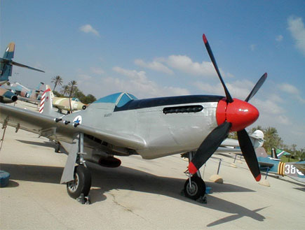 מטוס אפור במוזיאון חיל האוויר בחצרים (צילום: איל שפירא)