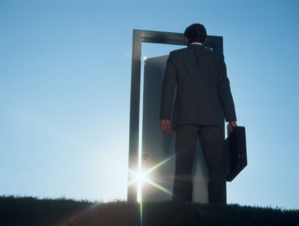 אדם בחליפה עומד מול דלת חצי פתוחה (צילום: jupiter images)