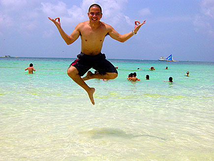 אדם בתנוחת יוגה,קופץ באוויר מעל הים (צילום: stock_xchng)