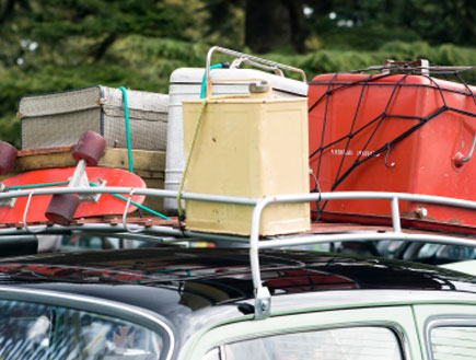 מזוודות על גג מכונית (צילום: istockphoto)