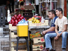 דוכן בשוק של מזרח ירושלים (צילום: עודד קרני)