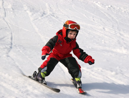 ילד עושה סקי (צילום: istockphoto)