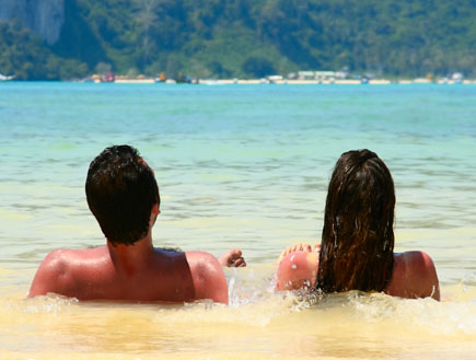 זוג שוכב על הגב במים (צילום: Shutterstock)
