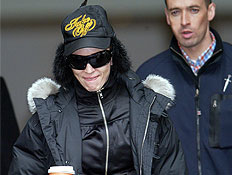 מדונה במעיל משקפיים וכובע שחורים (צילום: Reuters)