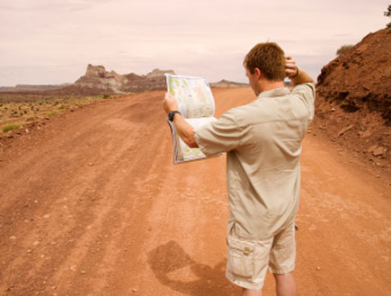 איש מסתכל על מפה בחוסר אונים (צילום: Justin Horrocks, Istock)