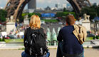 זוג יושב למרגלות מגדל אייפל (צילום: Elenathewise, Istock)