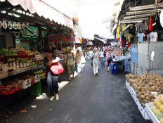 דוכני פירות בשוק הכרמל (צילום: עודד קרני)