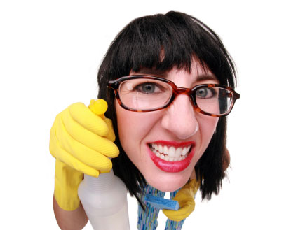 אישה במשקפיים עושה פרצוף מצחיק עם כפפות ושפריצר (צילום: Sharon Dominick, Istock)